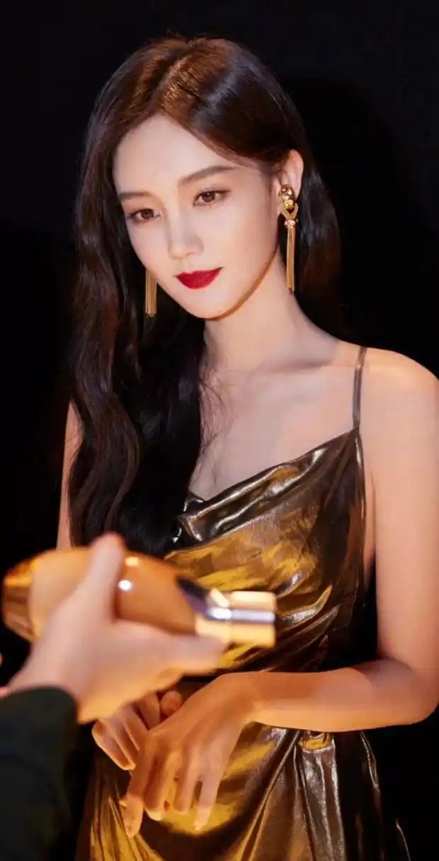 李一桐美照分享  李一桐身着璀璨夺目的金色礼服,如同春日里的花朵