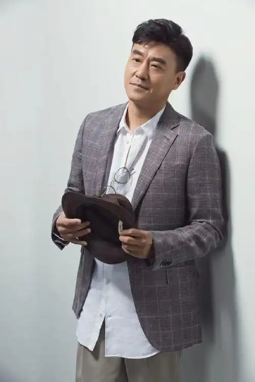 1997年,何冰一顿饭私定终身,娶同桌做老婆,妻子还倒贴5000元?