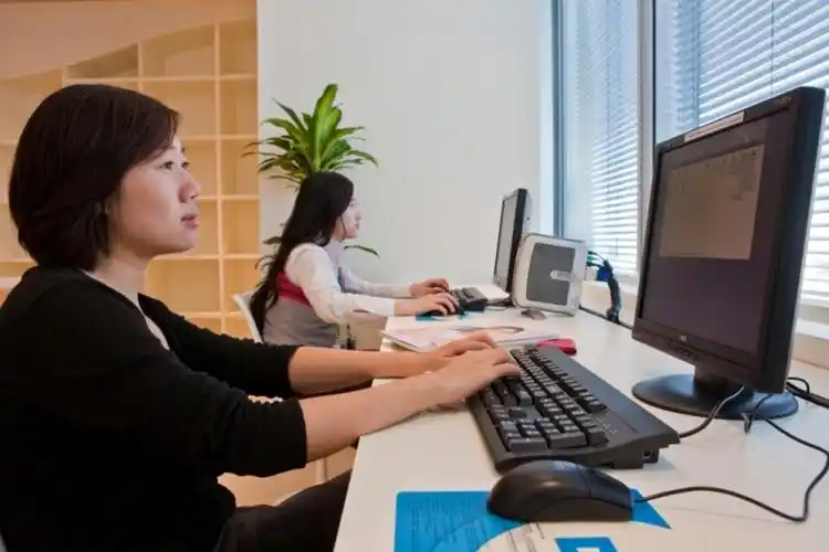 公共图书馆高速上网 - 《职场》的照片专辑:"偷窥办公室 之 欧莱雅"