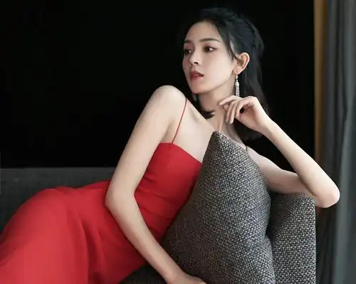 陈瑶穿吊带开叉红裙性感妖娆,肤若凝脂大秀事业线,这身材绝了