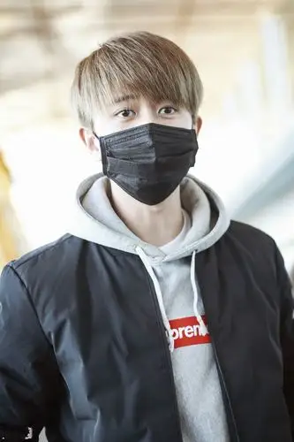 任嘉伦穿黑色外套内搭灰色连帽卫衣现身机场,戴着黑色口罩遮面