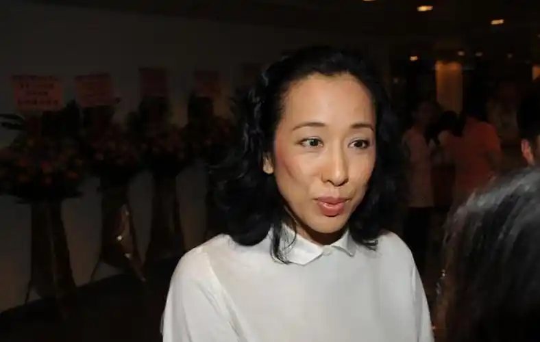 60岁港姐朱玲玲告别霍震霆更富有持90亿身家与丈夫共有4家公司