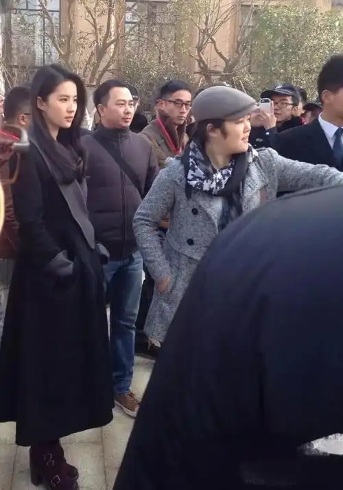 刘亦菲跟路人合影气质太好了,脸小皮肤紧致,30 还有少女状态!__财经头