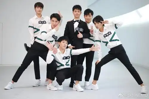 有越组六人合照!