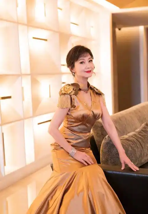 赵雅芝金色礼裙造型华丽端庄对镜头甜笑红唇吸睛