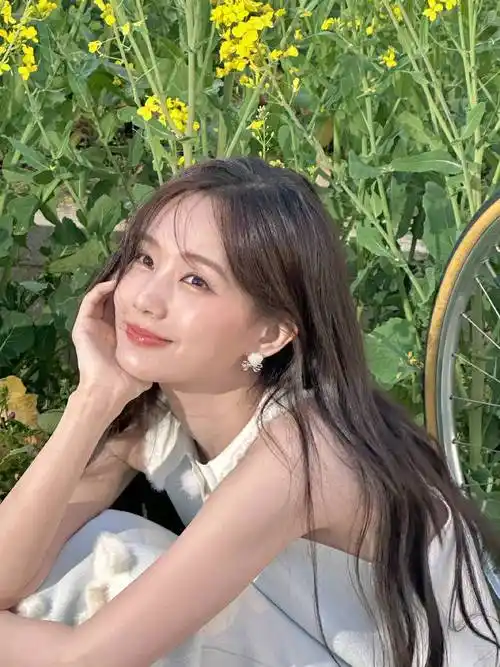 李一桐分享出游美照,笑容可掬超迷人,俏皮可爱成心中白月光