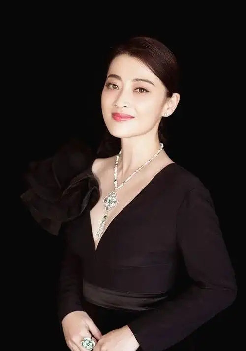 45岁的梅婷依然好潮外套配吊带秀大长腿不愧是中戏金花