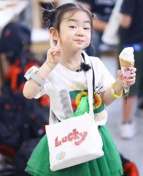 lucky第一次出场是因为和父亲一起参加录制综艺节目《想想办法吧,爸爸