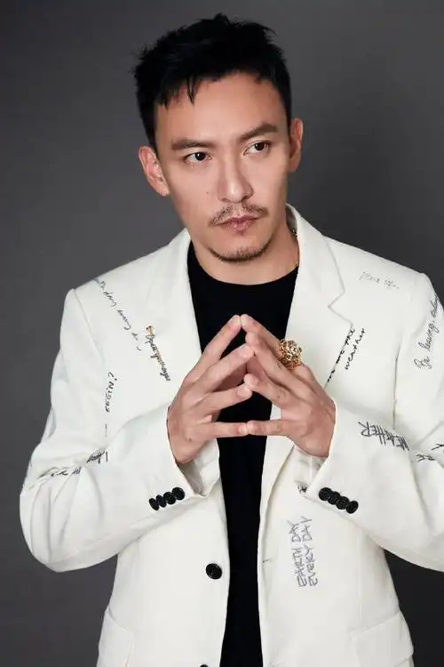 张震白色绣字西装##电影缉魂