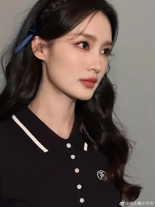 李沁甜酷学院风