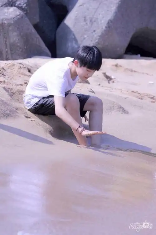 易烊千玺 沙滩