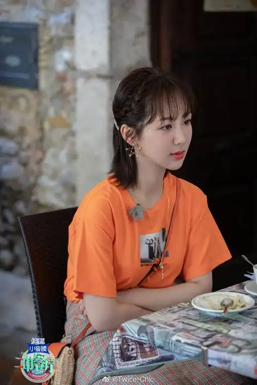 杨紫今晚中餐厅穿搭造型,亮橘色t恤与格子半裙