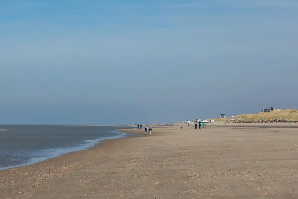 位于天津的东疆湾沙滩景区,拥有较大的人造沙滩,海域,滨海路和禄