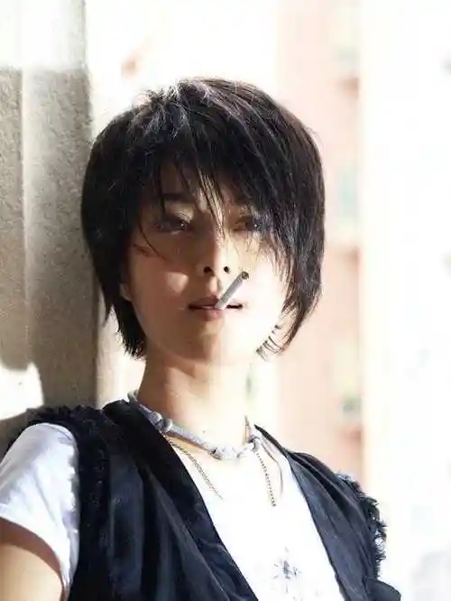 《狄仁杰之通天帝国》中,baby和"烟友"赵又廷在拍戏之余