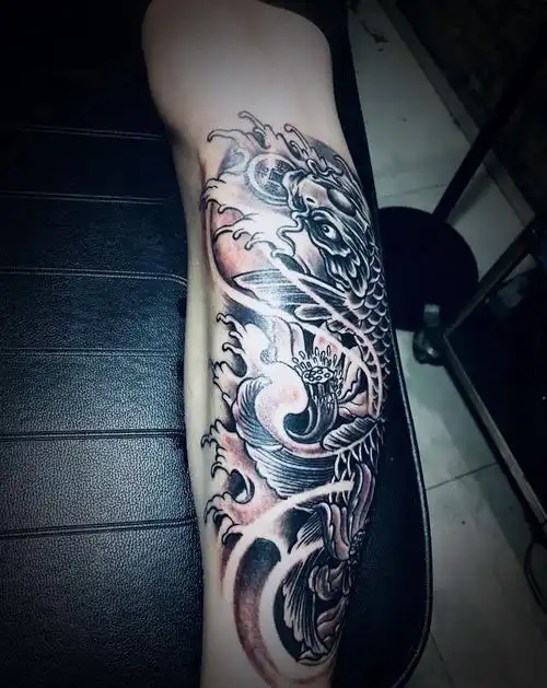 小腿锦鲤纹身图片_腿部新传统纹身图案