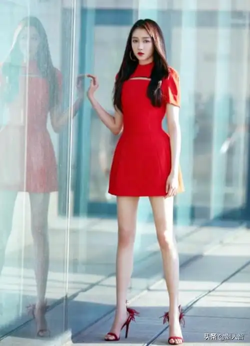 关晓彤红色吊带裙子关晓彤红色高开叉吊带红裙