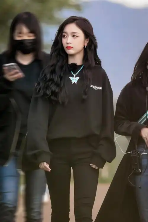 吴宣仪紧身牛仔裤近拍,都是嫩妞,和许佳琪你们更想上哪个?哪个活好