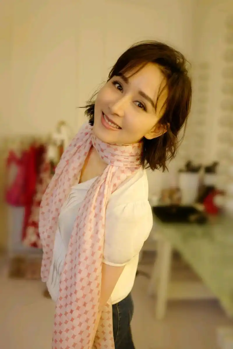 胡静写真美图:美丽大方,成熟知性