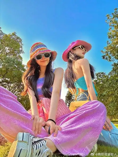 闺蜜春游拍照姿势