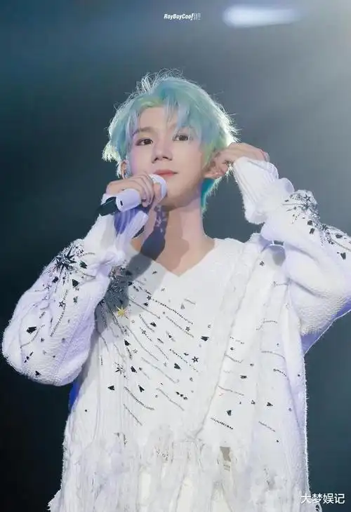 多图!王源"动漫绿发"超狂新造型曝光,上海开唱帅炸全场