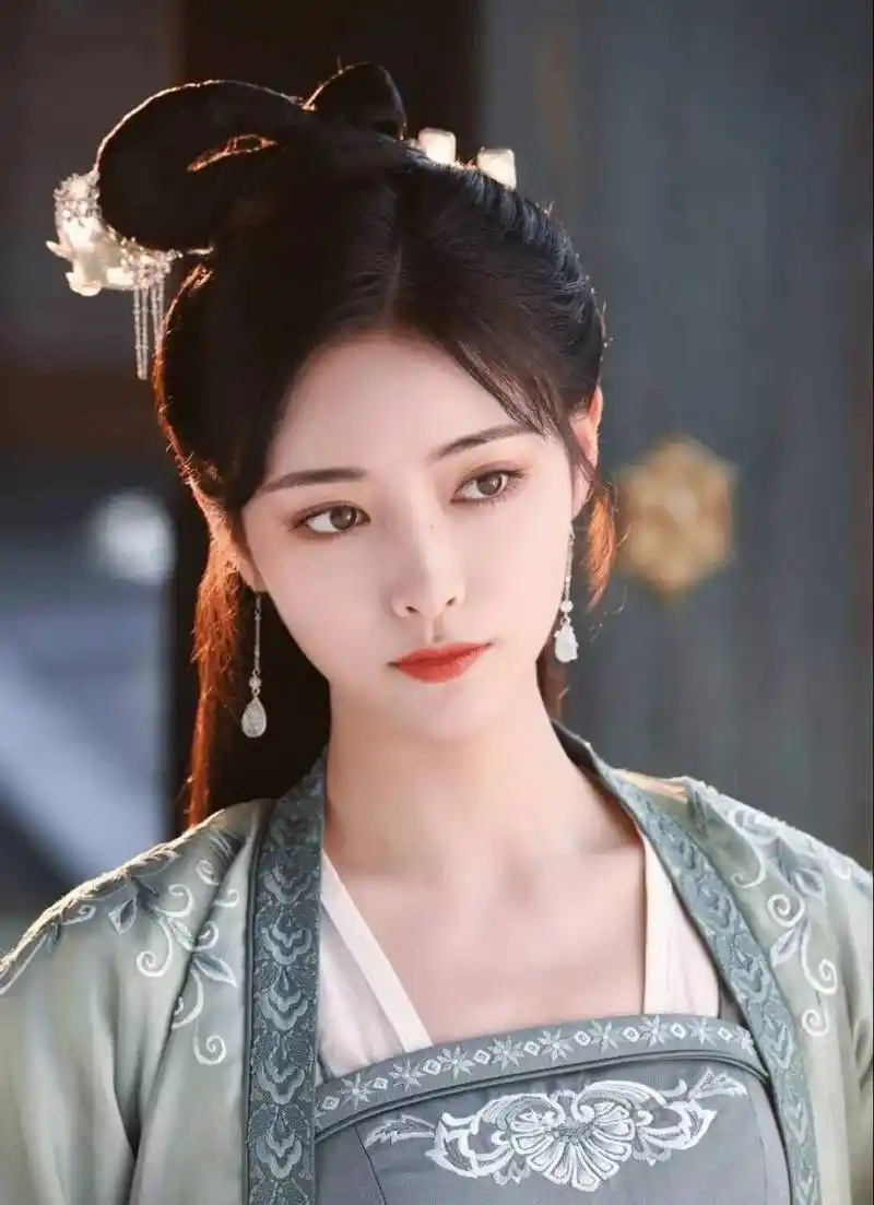 许佳琪古装照好美,真的太适合古装了,演技也可以!