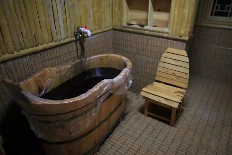 瑶药 在一天的奔波之后 美美地泡上一桶由几十味草药配置的瑶族药浴