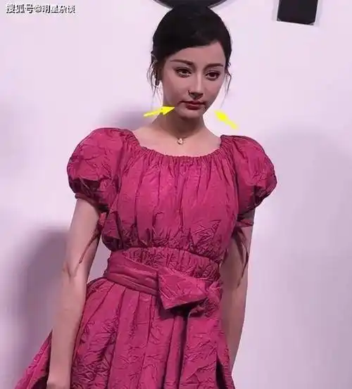 迪丽热巴亮相迪奥与艺术上海展,造型雷人显老,粉丝让造型师滚蛋_质疑