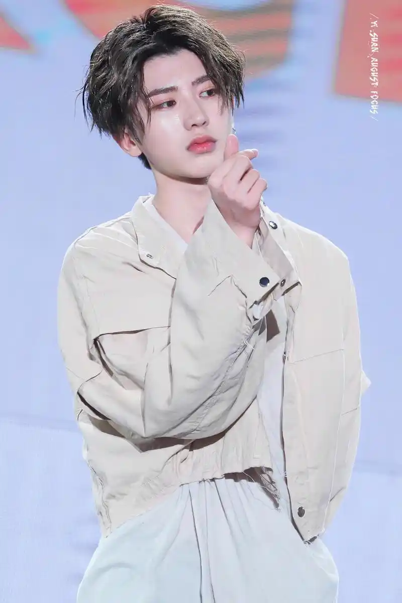 "坤式比心",蔡徐坤给你的爱心,你收到了吗?