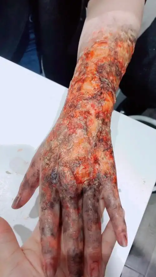 如何做一个三度烧伤妆?且看老师如何一步一步演示讲解