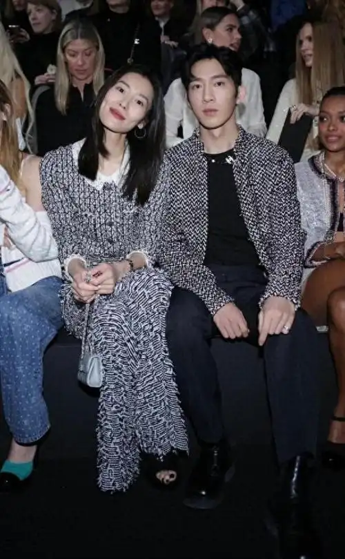 刘雯带井柏然回乡过年在街坊面前甜蜜牵手不躲不藏主动打招呼