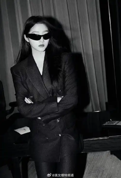 关晓彤戴墨镜穿黑西装又酷又飒