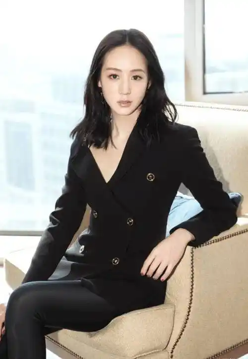 张钧甯才是真"腿精",拿"无痕裤"搭配钢针鞋,像极了被上帝吻过