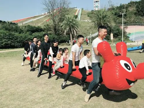 以班级为单位组织的"毛毛虫赛跑"亲子游戏更是让在场的所有家长,孩子