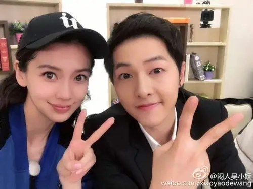 14】【明星】宋仲基angelababy摆剪刀手合照