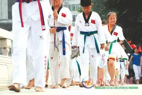 赤脚练习的勇气和认真跆拳道了解一下 赤脚在跆拳道训练场的底板上!