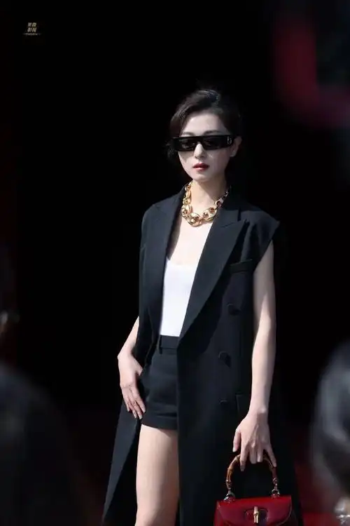 万茜穿平底鞋的身材比例