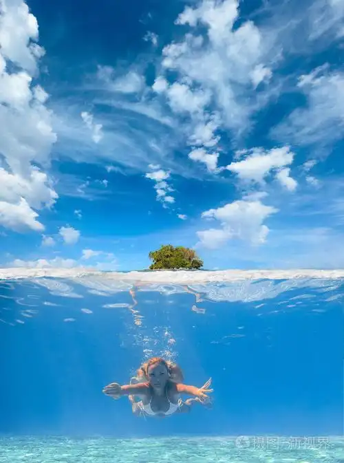 女子在热带海中浮潜水下肖像