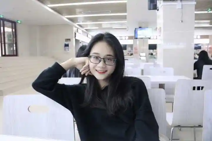 有没有高度近视也漂亮的女孩子呀