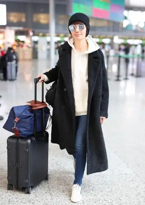 袁泉又带火了一种简约穿法羊羔毛外套牛仔裤马丁靴时髦洋气