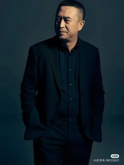 [cp]寸头张嘉译有种硬汉风,这组照片看起来有种黑帮老大的感觉[允悲]