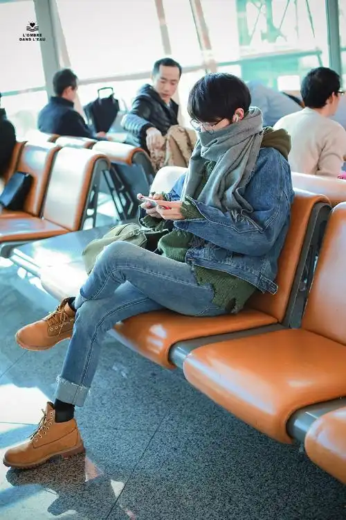 肖战#【肖战】超喜欢肖战这套冬日穿搭帅气又温暖,腿长1米八的日系