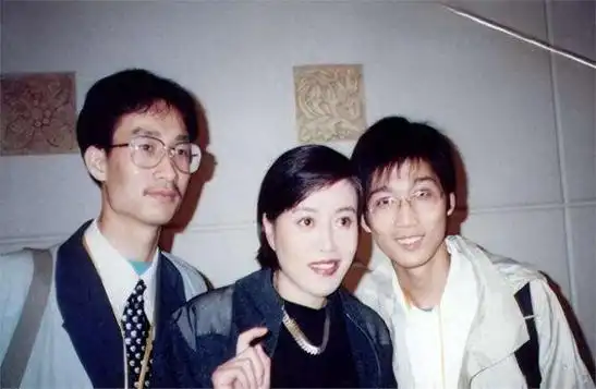 或许上天是公平的,尽管丁嘉丽的感情生活极为悲惨,但她的事业却相当