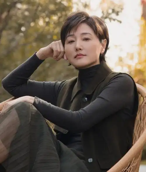 演员张延父亲早逝嫁大5岁香港丈夫生一女和丈夫拥有两个家