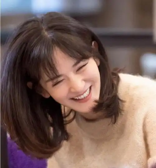 谢娜这次换对发型了!蓬松波波头温柔又减龄,39岁仍是满满少女感