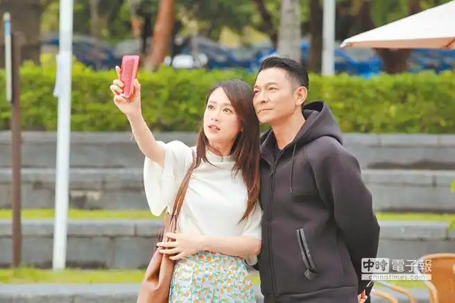 陈乔恩(左)与刘德华首次合作,仅1场戏,她已经超开心.