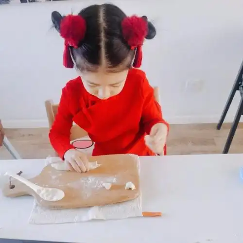 张梓琳挺孕肚上春晚,4岁女儿在家包饺子做糕点,等妈妈"凯旋"