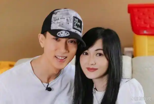 从照片中可以看出,吴尊与妻子林丽吟的青涩年华已经不在,但两人的容貌