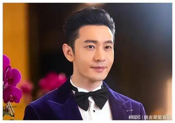 46岁黄晓明素颜机场亮相,大方请客吃饭,毫无明星架子