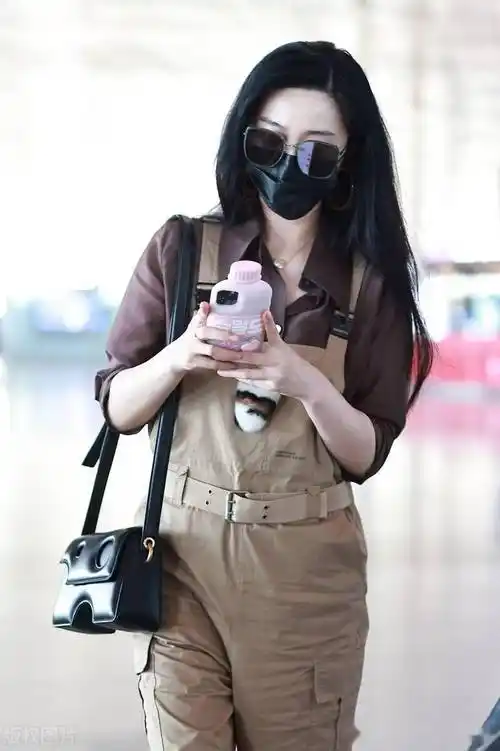 街拍范冰冰卡其色工装背带裤咖色衬衫镂空单肩包休闲舒适