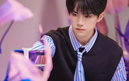 易烊千玺时尚休闲条纹衬衫帅气写真